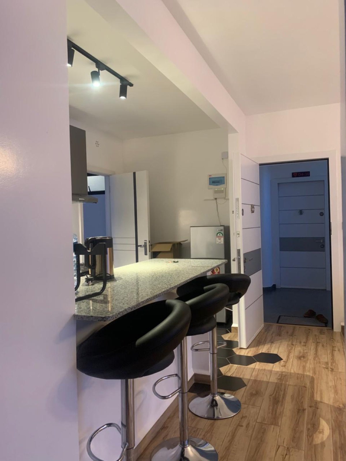GL Luxe Suites kitchen breakfast bar