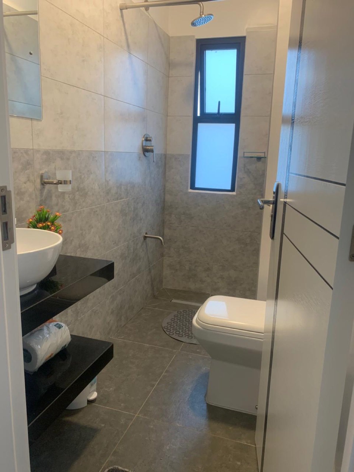 GL Luxe Suites bathroom