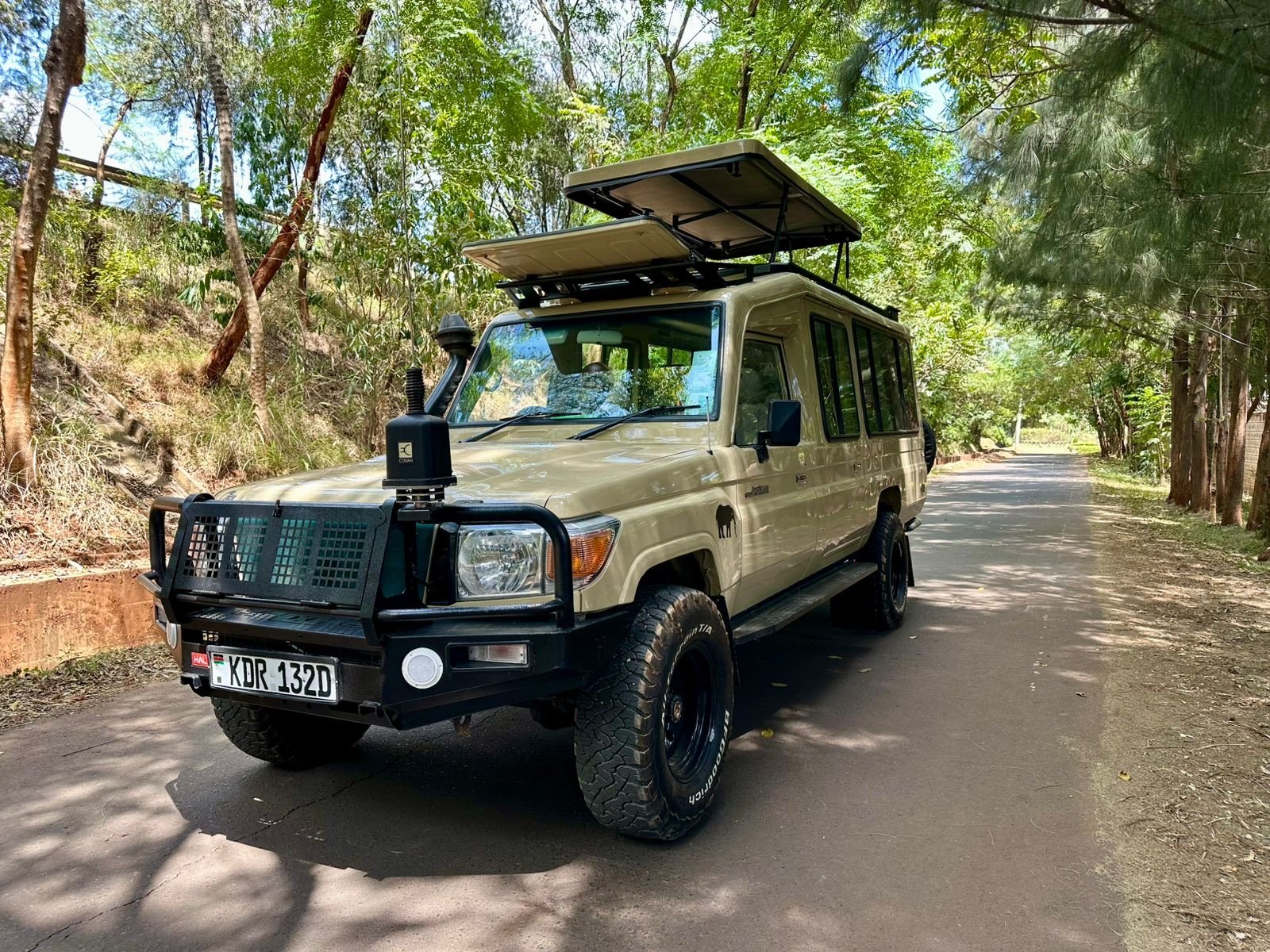 Safari Land Cruiser with pop-top roof in Kenya